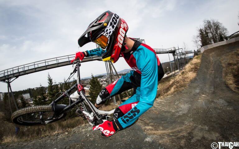 Biker im Bikepark Winterberg ist sportlich aktiv am Erlebnisberg Kappe